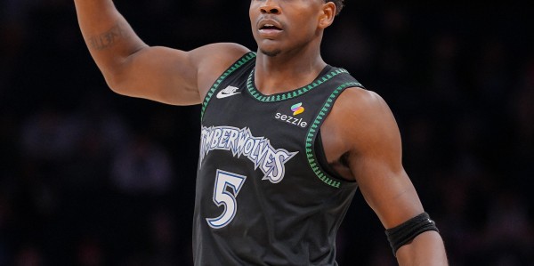 Leyu 体育网站-攻防俱佳！爱德华兹半场13中8&amp;amp;三分5中3 砍下21分并有4次抢断